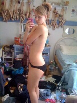 buxomy teen nude selfie