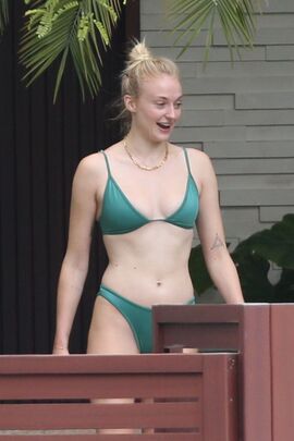 Sophie turner bikini