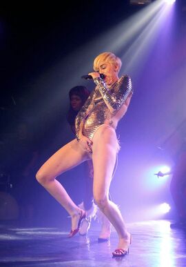 Miley cyrus gives blow job on stage
